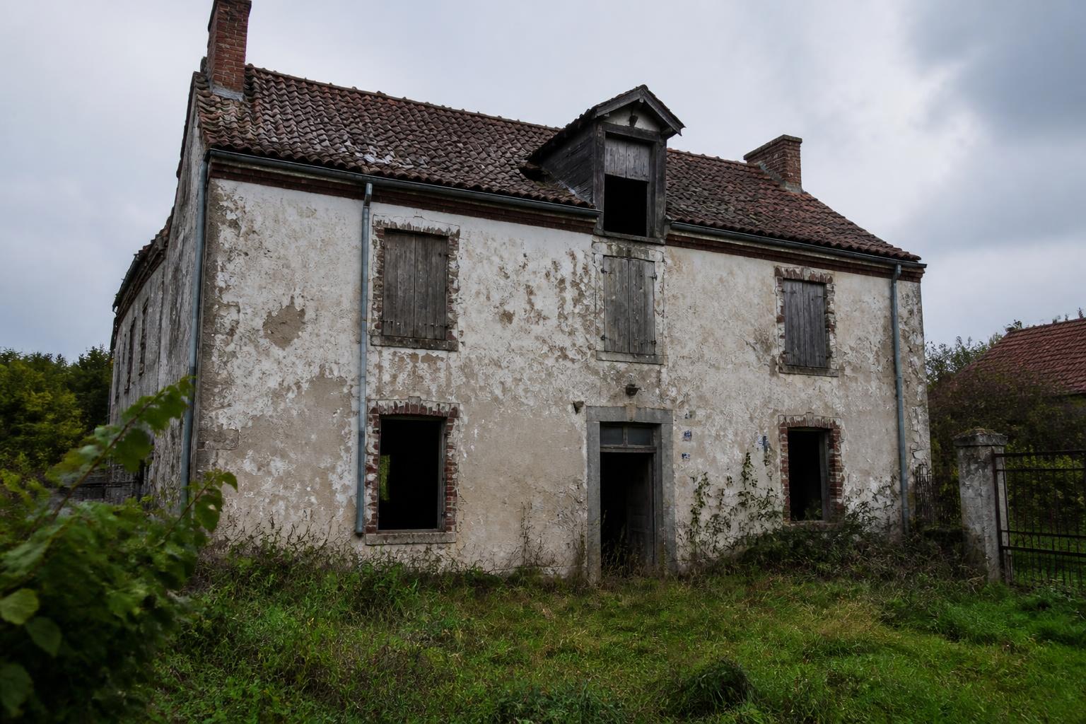 découvrez si les maisons abandonnées à donner existent vraiment, comment les repérer et les démarches pour en obtenir une gratuitement.