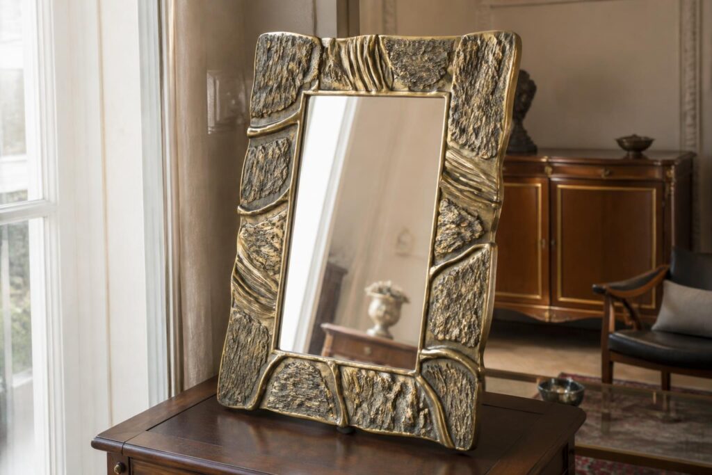 découvrez l'histoire du miroir line vautrin, ses cotes sur le marché de l'art et nos conseils pour reconnaître une pièce authentique et rare.