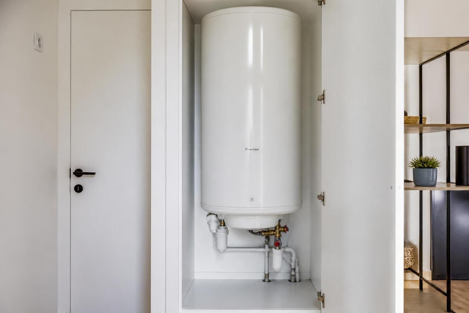 comment choisir la dimension ideale dun chauffe eau 100l guide sur lencombrement et la capacite reelle 1 découvrez comment choisir la dimension idéale d'un chauffe-eau 100l en tenant compte de l'encombrement et de la capacité réelle pour optimiser votre confort et votre espace.