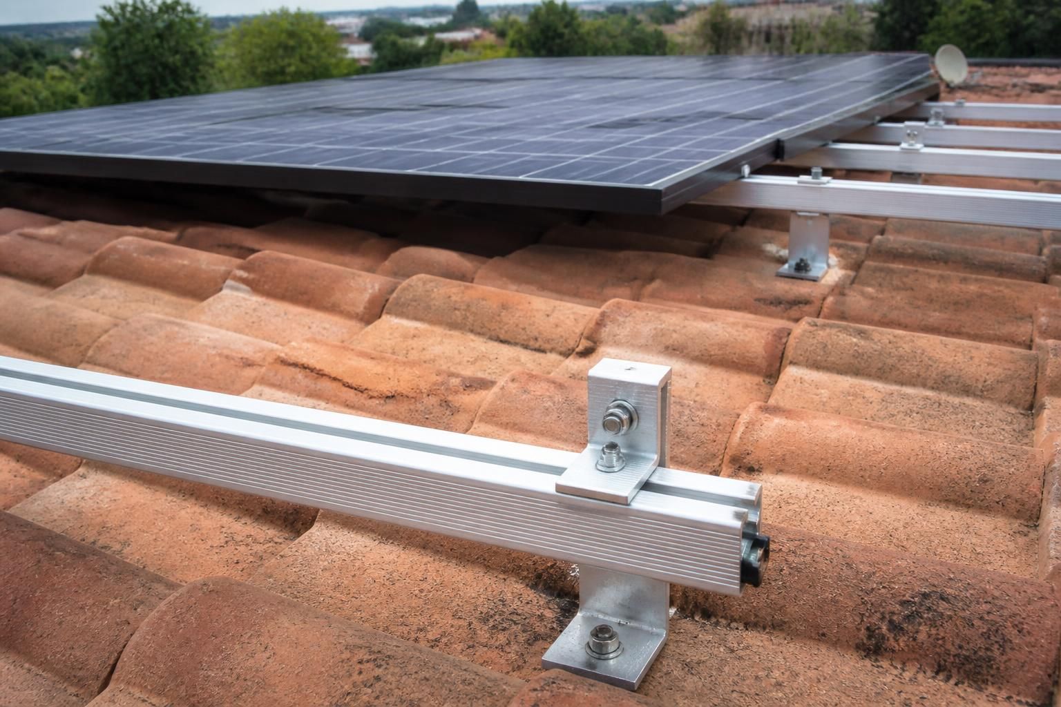 rails pour panneaux solaires comment selectionner le profile ideal pour votre installation 1 découvrez comment choisir le profilé idéal pour vos rails de panneaux solaires afin d'assurer une installation durable et performante. guide complet pour optimiser votre systÚme photovoltaïque.