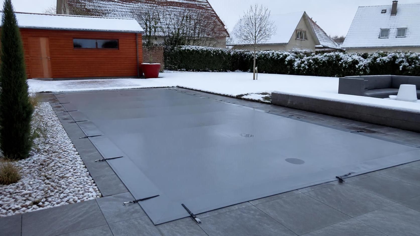 bache dhivernage piscine les criteres qui font la difference apres 5 mois dehors 1 découvrez les critères essentiels pour choisir une bâche d'hivernage piscine efficace, capable de résister et de protéger votre bassin après 5 mois d'exposition extérieure.
