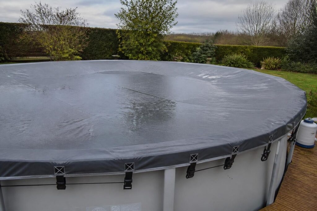 découvrez les critères essentiels pour choisir une bâche d'hivernage piscine efficace, résistante et durable après 5 mois d'exposition extérieure.