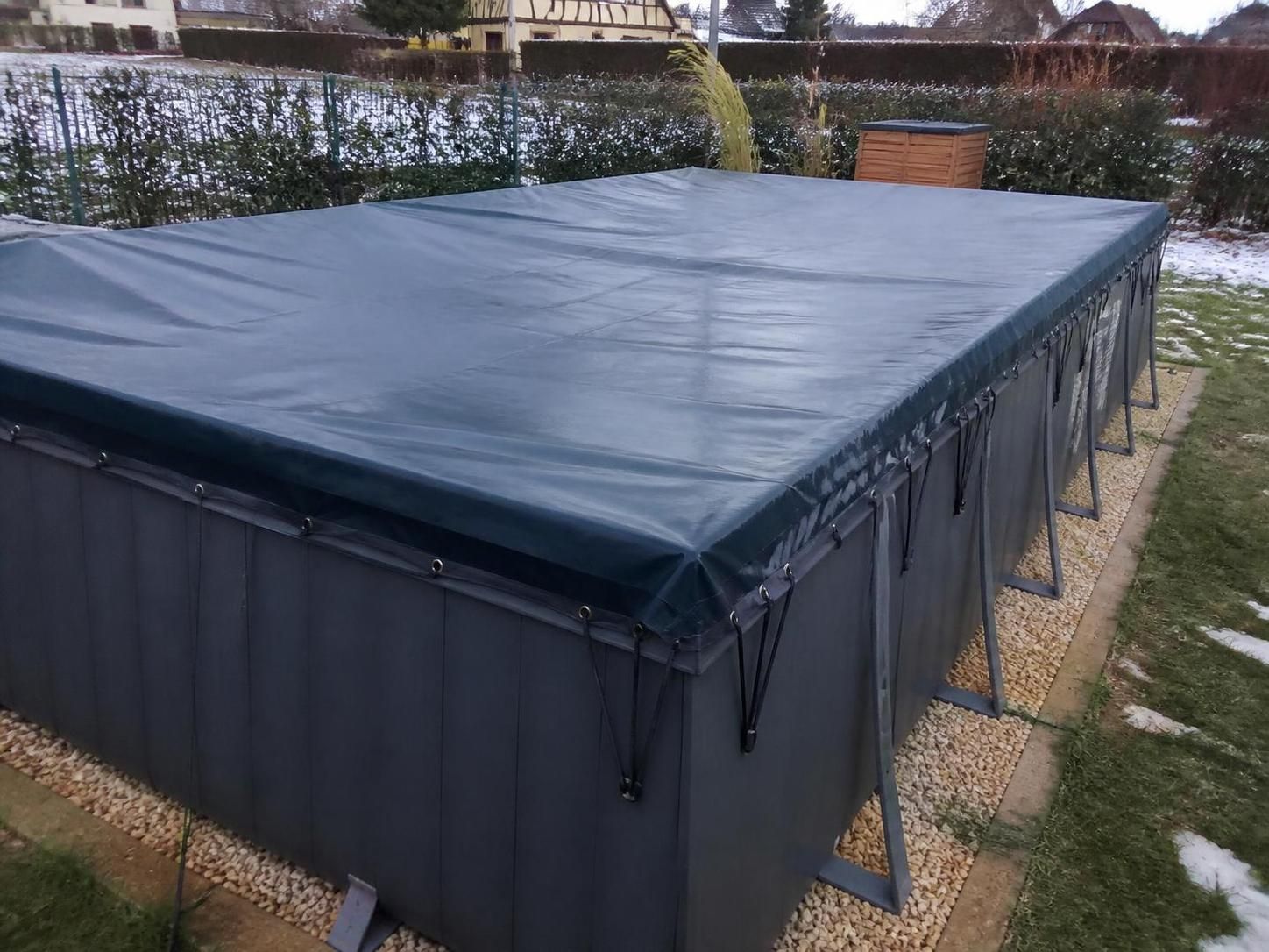 découvrez comment bien dimensionner et fixer une bâche d'hivernage pour votre piscine hors sol afin de la protéger efficacement pendant la saison froide.