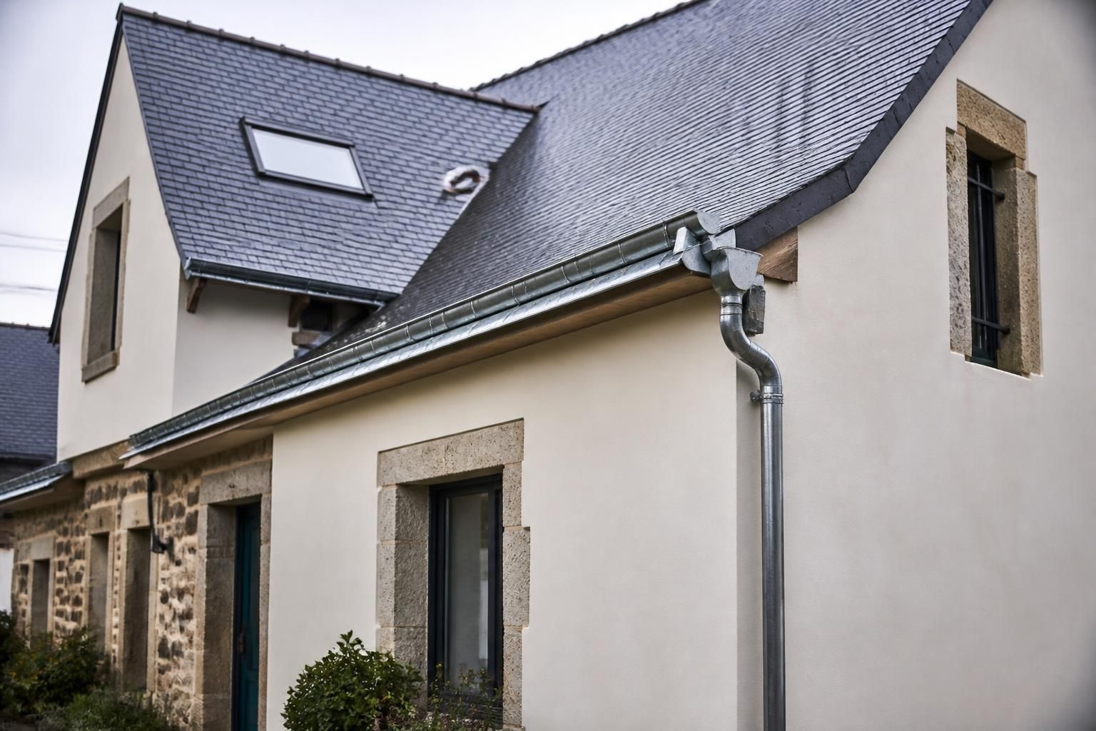 découvrez notre guide complet des tarifs pour l'évacuation des eaux pluviales, incluant le prix détaillé des gouttières en zinc avec installation. préparez votre budget efficacement pour un système durable et performant.