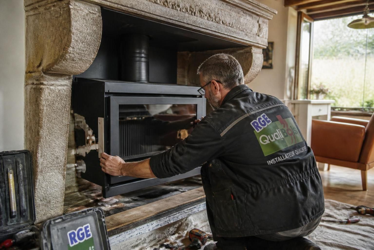 découvrez comment choisir un installateur d'insert de cheminée et les éléments essentiels à inclure dans votre devis pour une installation réussie et en toute transparence.