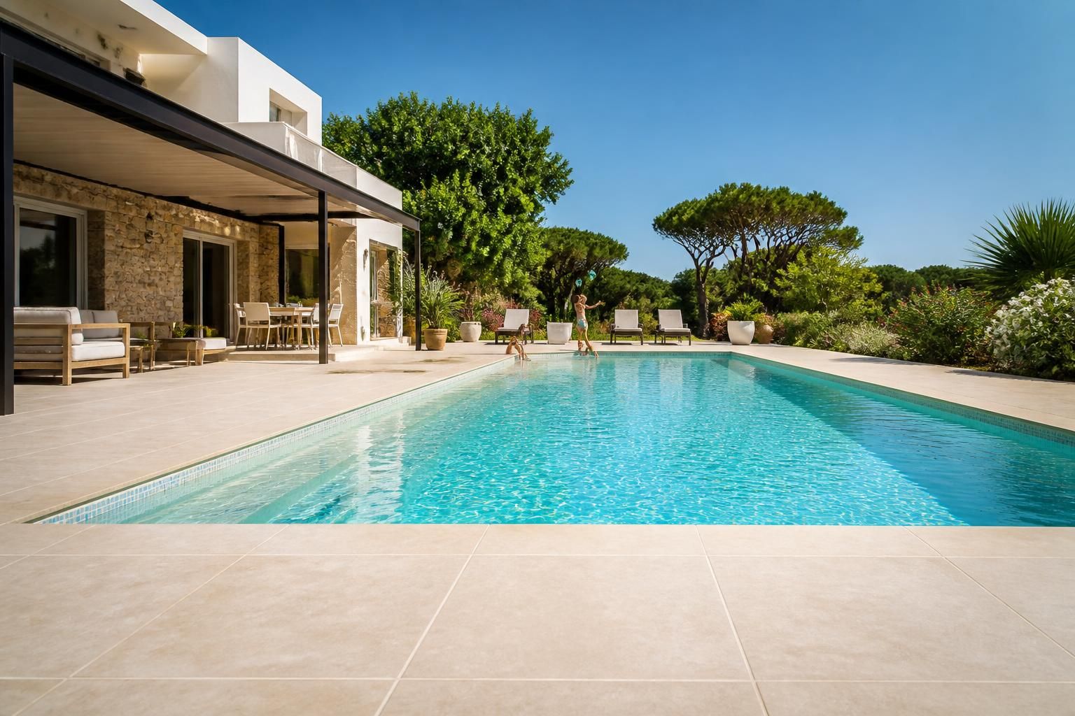 découvrez notre guide complet sur les carrelages antidérapants pour les plages de piscine : conseils sécurité, choix des matériaux, prix et normes à respecter pour prévenir les accidents.